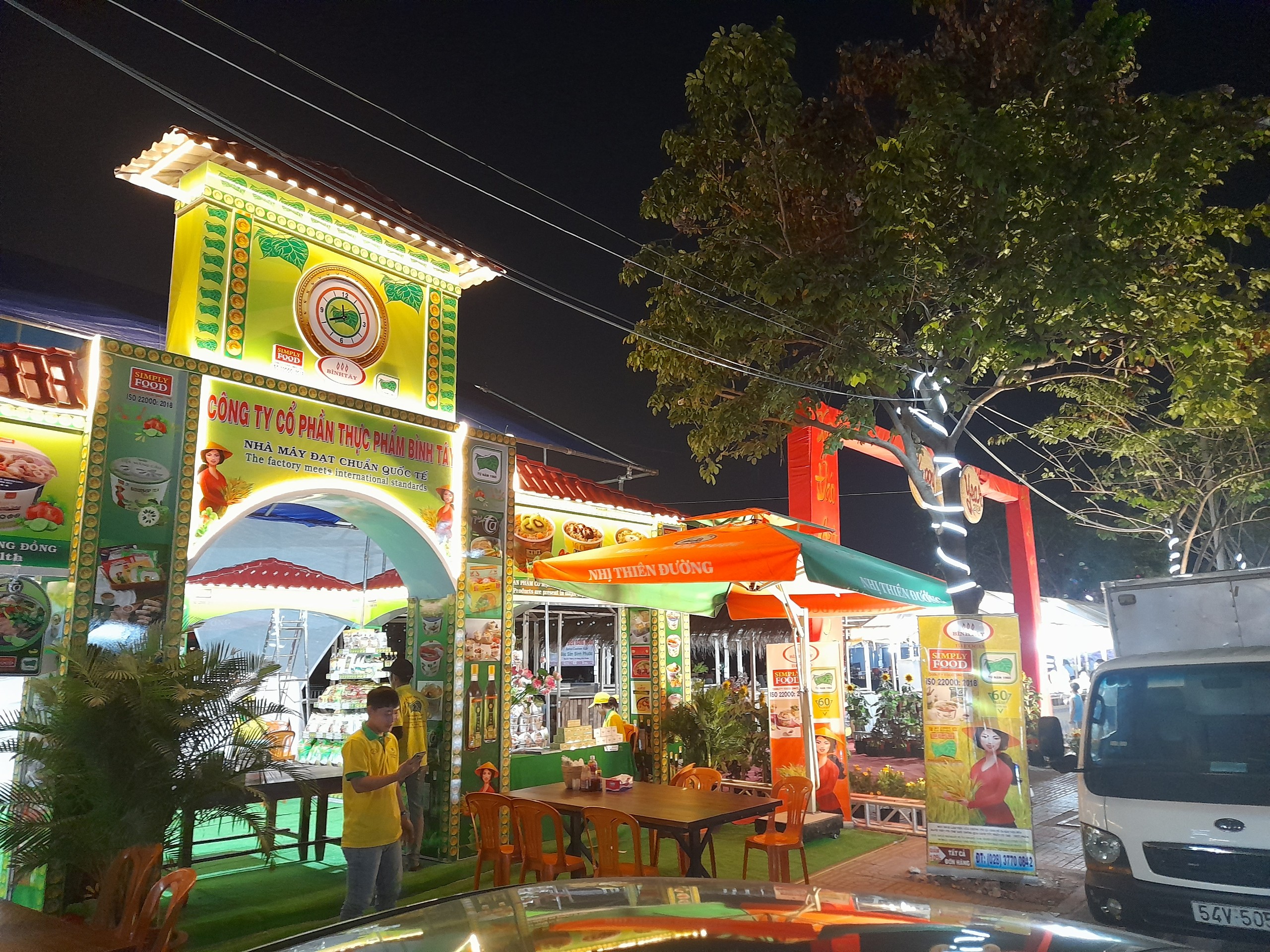 Dễ dàng nhận ra Bình Tây Food với thiết kế nổi bật